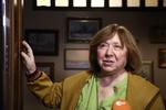 Svetlana Alexievich fotograferet ved døren til sin lejlighed i formiddags.  Foto: -/Ritzau Scanpix