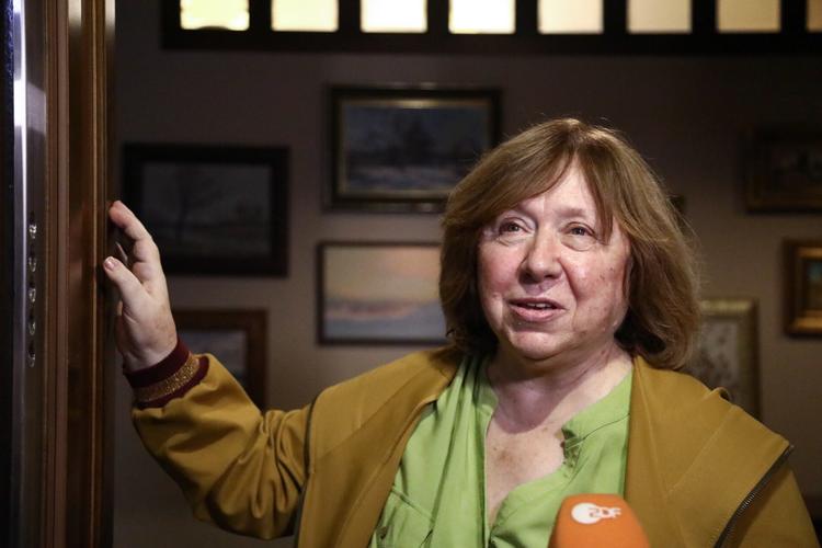 Svetlana Alexievich fotograferet ved døren til sin lejlighed i formiddags.  Foto: -/Ritzau Scanpix