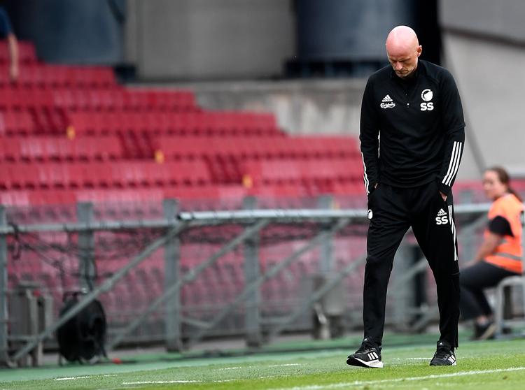 Manager Ståle Solbakken kan godt mærke presset fra FC Midtjylland, der udfordrer FCK, som ellers har været Danmarks ubestridte fodboldflagskib siden midt i 00'erne.  Foto: Lars Poulsen/POLFOTO