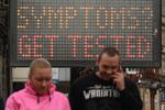     Med 120 smittede ud af 100.000 har Bolton i det nordlige England, hvor skilte opfordrer befolkningen til at lade sig teste, den højeste smittegrad i hele Storbritannien.  Foto: Oli Scarff/Ritzau Scanpix