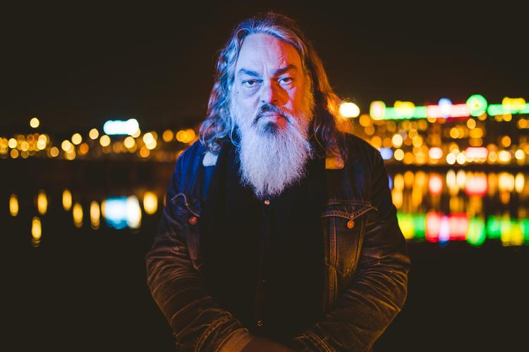 Musikalsk er Uffe Lorenzen ude af trit med tiden, men han har noget at sige til alle i det moderne rotteræs. Foto: Zarko Ivetic