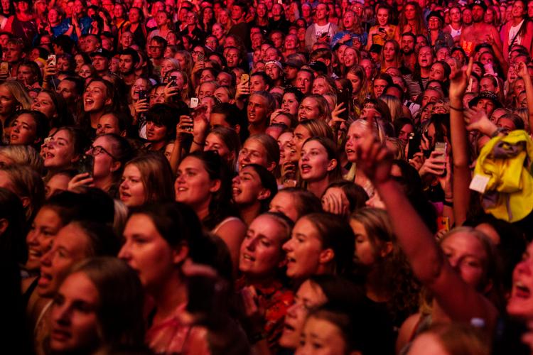 Oplevelsen. Det har ikke været muligt at lade sig opsluge i et publikumshav som her til Shawn Mendes koncert til Smukfest 2018 i over et halvt år nu. Ingen ved, hvor længe vi skal vente.  Foto: Emma Sejersen/POLFOTO