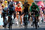 Wout van Aert (i gult) raser mod Peter Sagan (t.v.) i og sidstnævnte blev siden deklasseret for ureglementeret kørsel i spurten på 11. etape. Vinderen Caleb Ewan, der ikke er med på billedet, var ligesom Sam Bennet (i grønt) ikke indblandet i bataljerne.. Foto: Thibault Camus/Ritzau Scanpix