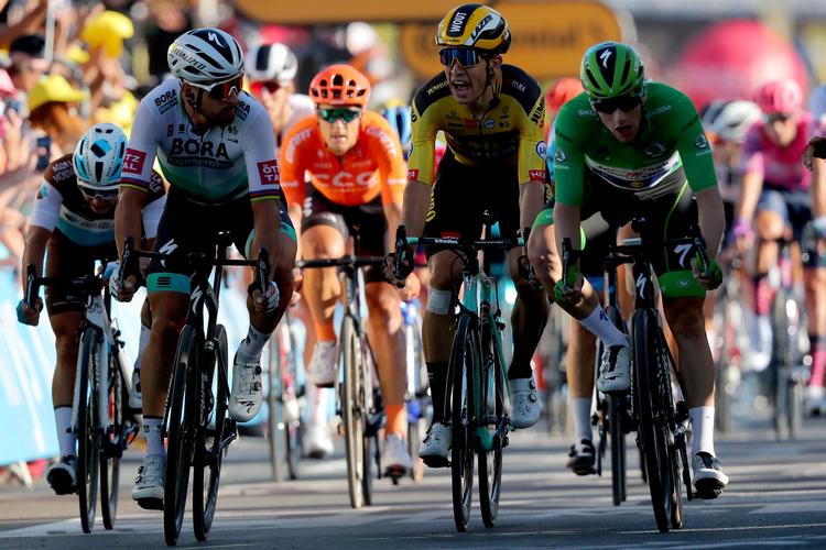 Wout van Aert (i gult) raser mod Peter Sagan (t.v.) i og sidstnævnte blev siden deklasseret for ureglementeret kørsel i spurten på 11. etape. Vinderen Caleb Ewan, der ikke er med på billedet, var ligesom Sam Bennet (i grønt) ikke indblandet i bataljerne.. Foto: Thibault Camus/Ritzau Scanpix