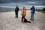 Joachim Wall er pensioneret pressefotograf. Ingrid Wall er journalist og arbejder fortsat nogle få timer om ugen. Og hunden Iso den eneste, som selv har en rolle i tv-serien ’Efterforskningen’, som Tobias Lindholm (tv.) har skrevet manuskript til og instrueret.  Foto: Martin Lehmann/POLFOTO