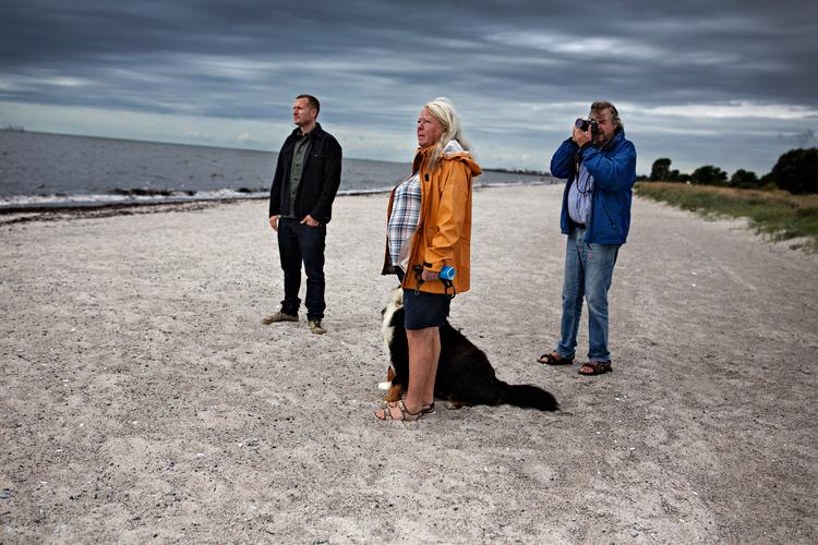 Joachim Wall er pensioneret pressefotograf. Ingrid Wall er journalist og arbejder fortsat nogle få timer om ugen. Og hunden Iso den eneste, som selv har en rolle i tv-serien ’Efterforskningen’, som Tobias Lindholm (tv.) har skrevet manuskript til og instrueret.  Foto: Martin Lehmann/POLFOTO