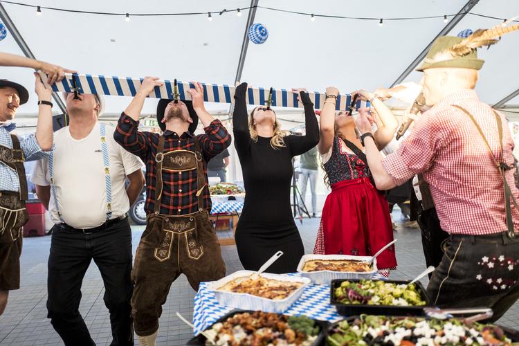 220 festglade gæster og 25 frivillige slog sig løs med kolde øl, dans og klassiske tyrolerslagere til Oktoberfest i Roskilde sidste år. Sådan kan vi ikke feste længere.  Foto: Rasmus Flindt Pedersen/POLFOTO