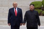 I en brevudveksling mellem præsidenten i USA og Nordkoreas diktator kalder Kim Jong-un Trump for »deres excellence«. Billedet viser de to statsledere ved deres tredje møde i den fredelige zone, der adskiller Nord- og Sydkorea, i 2019. Foto: Susan Walsh/Ritzau Scanpix