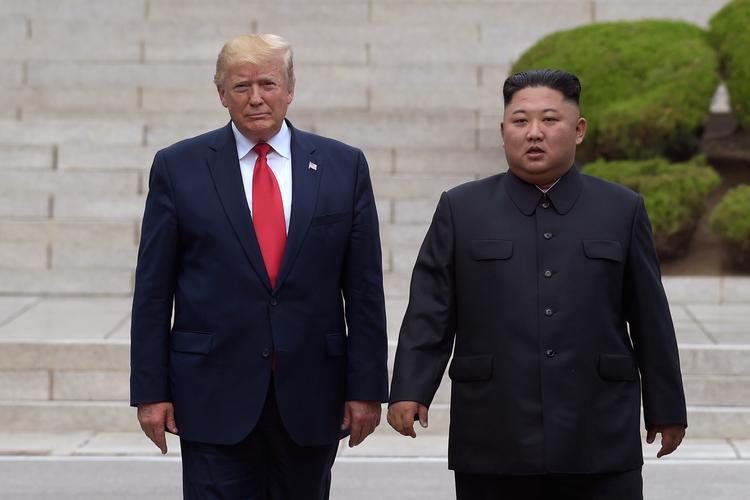 I en brevudveksling mellem præsidenten i USA og Nordkoreas diktator kalder Kim Jong-un Trump for »deres excellence«. Billedet viser de to statsledere ved deres tredje møde i den fredelige zone, der adskiller Nord- og Sydkorea, i 2019. Foto: Susan Walsh/Ritzau Scanpix