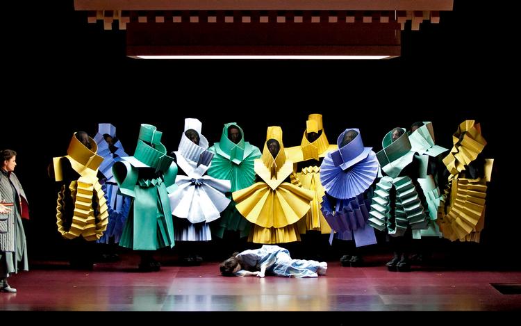 Vibskovs kostumer til Hotel Pro Forma-opsætningen af ”Madama Butterfly”, som Kirsten Dehlholm instruerede i 2017 på La Monnaie, operahuset i Bruxelles. Foto: Madama Butterfly. Foto: Baus