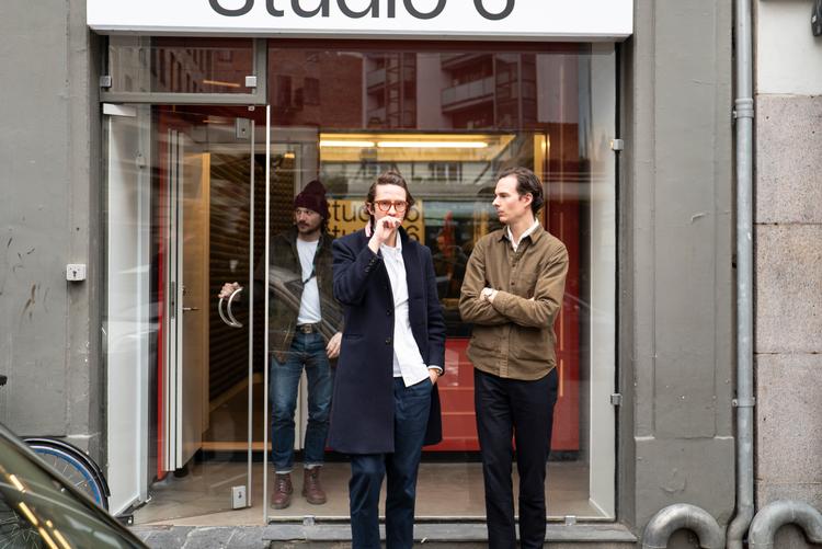 Holdet bag podcasten er Oliver Enné i midten, Tobias Enné til højre og Tobias Kippenberger i baggrunden. Foto: Pr-foto