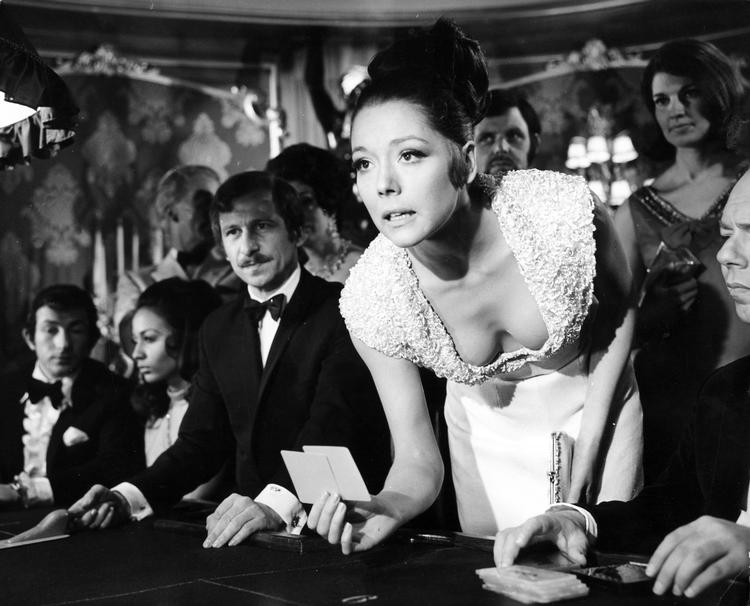 Diana Rigg ses her i en scene fra James Bond-filmen fra 1969, hvor hun blev gift med James Bond, spillet af James Lazenby.  Foto: Pr/PR