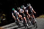Sunweb-trioen Søren Kragh Andersen (t.v.), den senere vinder Marc Hirschi og Tiesj Benoot har iværksat den offensiv, der baner vejen for Hirschis succesrige soloudbrud, uden at Maximilian Schachmann (yderst t.v.) kan forhindre det.
 Foto: Marco Bertorello/Ritzau Scanpix