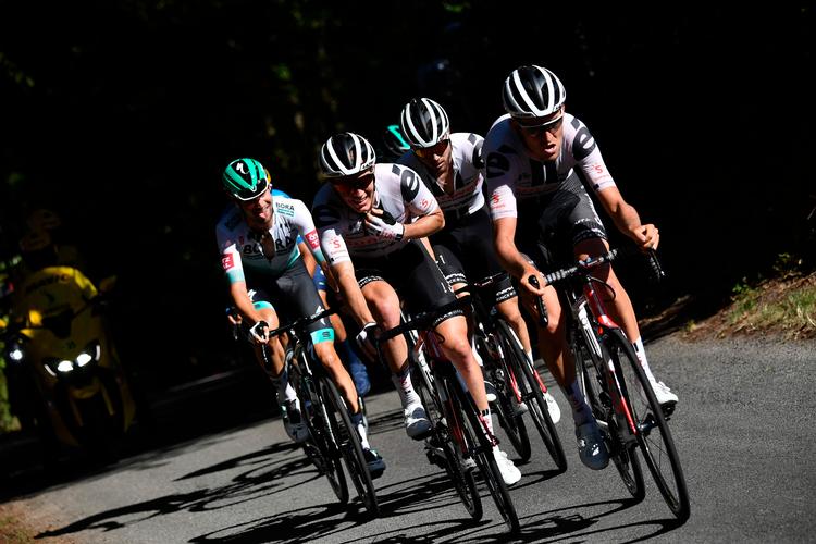 Sunweb-trioen Søren Kragh Andersen (t.v.), den senere vinder Marc Hirschi og Tiesj Benoot har iværksat den offensiv, der baner vejen for Hirschis succesrige soloudbrud, uden at Maximilian Schachmann (yderst t.v.) kan forhindre det.
 Foto: Marco Bertorello/Ritzau Scanpix