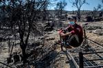 17-årige Mahdi er flygtet fra krig og vold i Afghanistan og havde boet i flere måneder i den seng i Morialejren, som nu står tilbage som et afsvedent metalgitter.
 Foto: Jacob Ehrbahn/POLFOTO