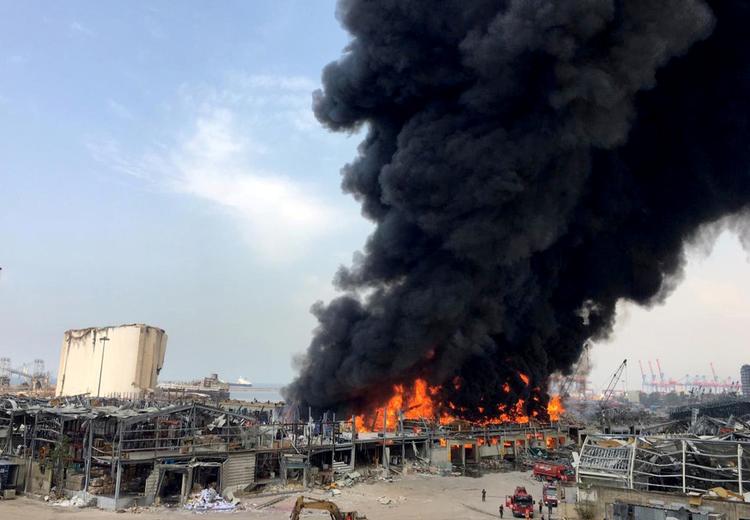 I Beirut undersøger man stadig omstændighederne bag den største eksplosion i landets historie, men i denne uge har den totalsmadret havn været plaget af flere brande.  Foto: Stringer/Ritzau Scanpix