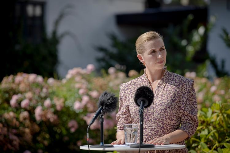 Statsminister Mette Frederiksen (S) har afvist at indføre en aldersgrænse for de omskæringer, ganske små drenge i dag udsættes for. Hun sammenligner diskussionen med tyskernes jødeudryddelse.  Foto: Marius Renner/POLFOTO
