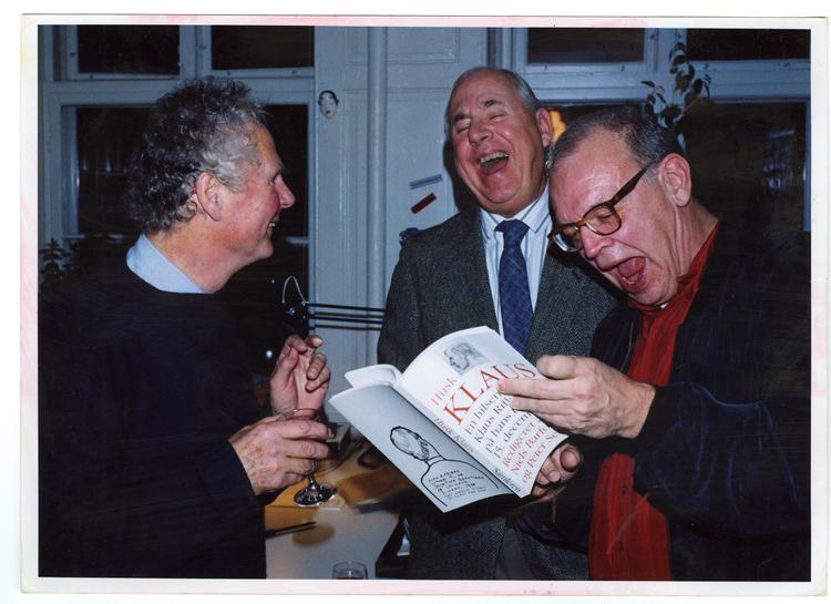 Niels Barfoed (th.) og Klaus Rifbjerg (i midten) havde et livslangt dramatisk venskab. Her ses de sammen med forfatteren Peter Seeberg på Samlerens Forlag. Det var i 1991.  Foto: Lars Hansen/POLFOTO