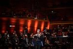 Også DR's orkester lyttede fascineret, da violinisten Frank Peter Zimmermann spillede et virtuost ekstranummer ved Torsdagskoncerten. Foto: Jesper Houborg/POLFOTO