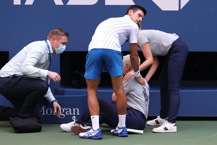 Novak Djokovic blev smidt ud af U.S. Open, efter han i frustration havde slået en bold ind på halsen af en linjedommer.  Foto: Al Bello/Ritzau Scanpix