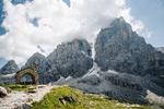 The Western Brenta Circuit er en 19 kilometer lang rundtur i Dolomitterne. Du går fra hytte til hytte i limstensbjergene, hvis toppe flere steder når over 3.000 meters højde. Her er det kapellet ved Rifugio Brentei, hvorfra du kan kigge op på den sneklædte kløft på Canalone Cima Tosa bjerget. Foto: Paul Healy