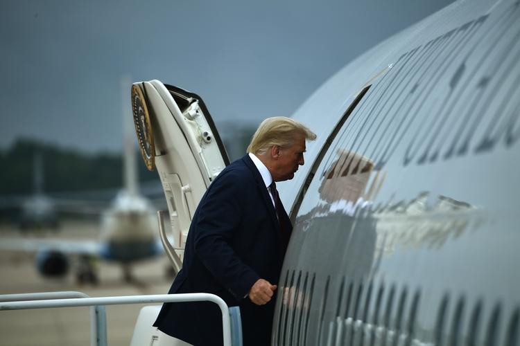 Flyet var ladet med kunst, som viste sig at være kopier, da Donald Trump kom hjem fra Paris i 2018. Foto: Brendan Smialowski/Ritzau Scanpix