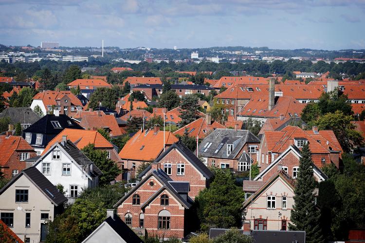 I hele landet, men mest i de tyndt befolkede områder, har boligejere betalt samlet 13 milliarder for meget i skat siden 2013. Men de kan hverken klage eller få pengene tilbagebetalt, før Skatteministeriet er klar med nye vurderinger. Arkivfoto Foto: Jens Dresling/POLFOTO