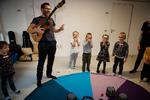 Her er det musiker og musikskolelærer Jesper Heinz fra Haderslev Musikskole, der underviser et hold børnehavebørn. Men det kunne også være frivillige, lyder et forslag, der får denne kommentator til at klappe i hænderne.
  Arkivfoto Martin Lehmann