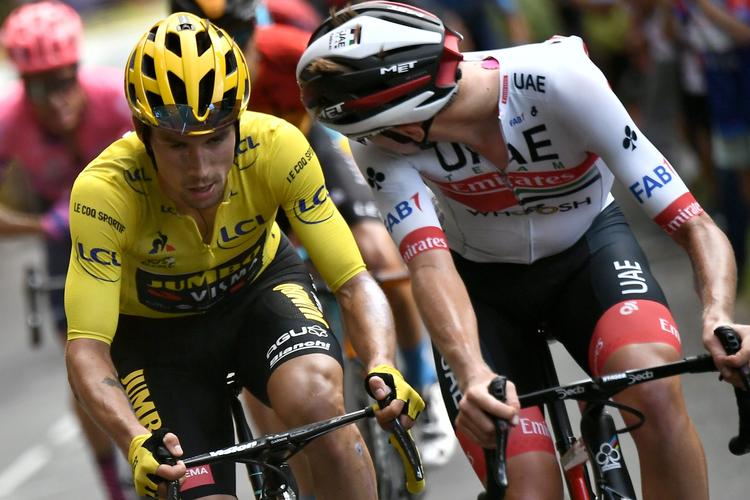 Slovenerne Tadej Pogacar (t.h.) og Primoz Roglic i den gule førertrøje har iværksat den offensiv, der knækkede deres nærmeste rivaler i det samlede klassement. Foto: Marco Bertorello/Ritzau Scanpix