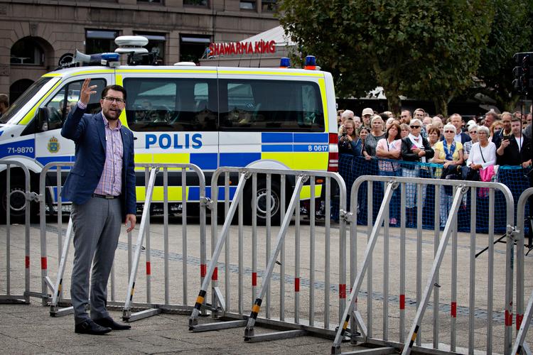 Jimmie Åkesson, formand for partiet Sverigedemokraterna, luftede lørdag en drøm om at blive justitsminister i en kommende regering. Men den tanke blev hurtigt skud ned af Moderaternas leder. Her er Åkesson til et politisk træf i Malmø. Foto: Martin Lehmann/POLFOTO