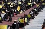 En gruppe iranske kvinder demonstrerer mod det franske magasin Charlie Hebdos genoptrykning af en række karikaturtegninger af profeten Muhammed. . Demonstrationen fandt sted hovestaden Tehran. På skiltene står: Vi ofrer os for vores profet. Foto: -/Ritzau Scanpix