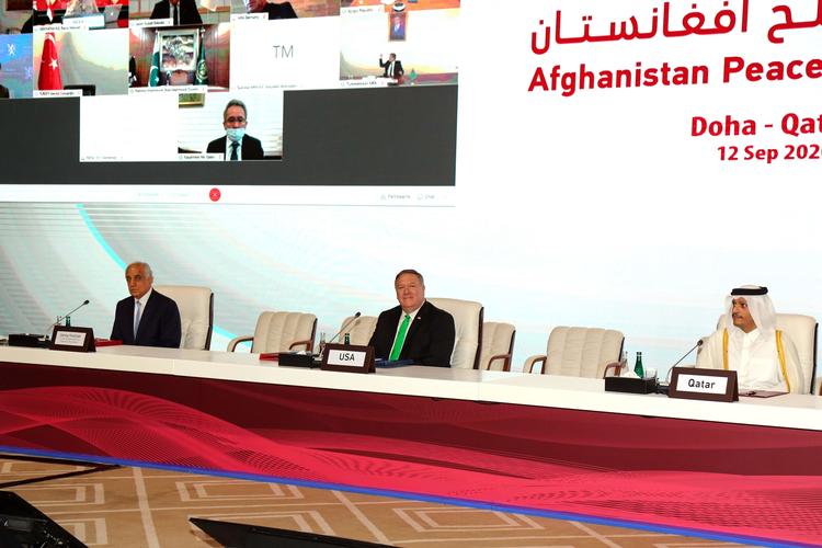Åbningsceromoni for de planlagte fredsforhandlinger mellem den afghanske regering og Taliban. Længst til venstre USA's Afghanistans-repræsentant Zalmay Khalilzad, i midten USA's udenrigsminister Mike Pompeo og til højre Qatar's udenrigsminister Sheikh Mohamad Bin Abdel Rahman Al-Thani. Foto: Karim Jaafar/Ritzau Scanpix