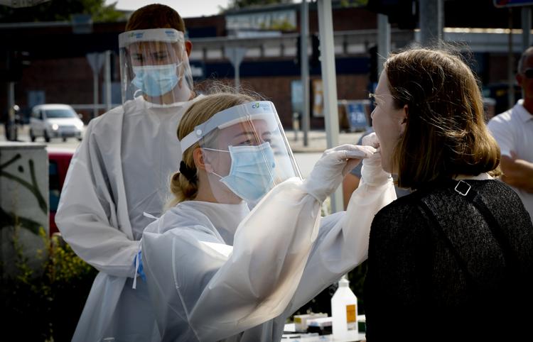 Ikke siden 8. april har daglig opdatering vist så mange nye coronatilfælde i Danmark som lørdag.. august 2020.   Foto: Anders Brohus