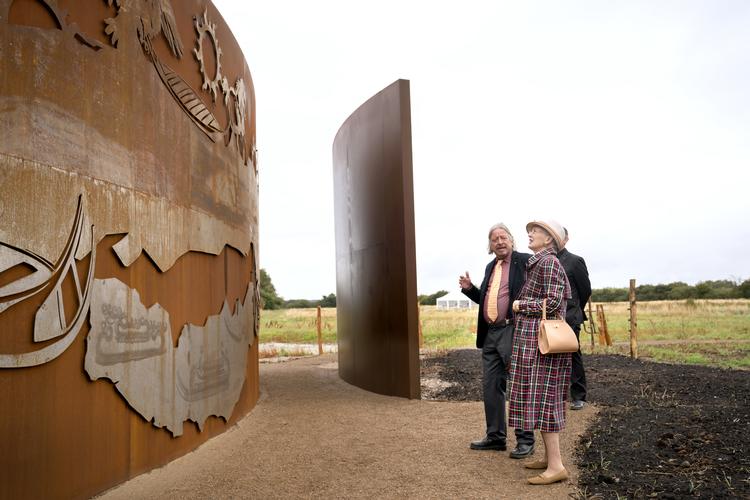 Dronning Margrethe indviede lørdag den nye kultur- og naturattraktion Solvognens fundsted i Trundholm Mose i Odsherred.   Foto: Keld Navntoft/Ritzau Scanpix