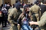    Det gik hårdt for sig i Minsk lørdag, hvor demonstrerende kvinder blev konfronteret af politiet. Det er uklart, hvor mange der er blevet anholdt.   Foto: -/Ritzau Scanpix
