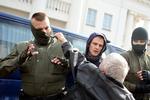 Nina Baginskaya, 73-årig demonstrant, forsøgte at rive masken af politiet under protester lørdag i Minsk.   Foto: -/Ritzau Scanpix