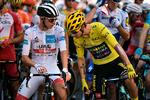 De to slovenske landsmænd Tadej Pogacar (t.v.) og Primoz Roglic får sig en sludder, inden det går løs..
 Foto: Marco Bertorello/Ritzau Scanpix