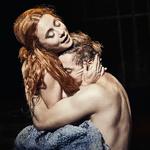 Sara Victoria Bjerregaard er Ofelia, og Esben Smed er Hamlet.  Foto: Emilia Therese