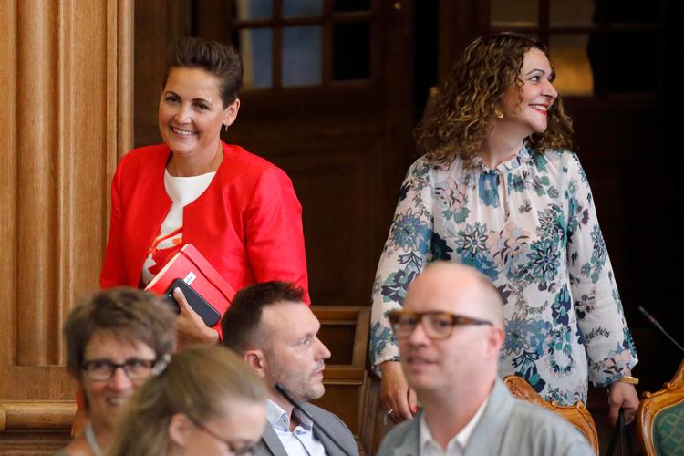 SF's formand Pia Olsen Dyhr og SF's Halime Oguz foreslår i dagens udgave af Jyllands-Posten et skærpet fokus på negativ social kontrol.  Foto: Jens Dresling/POLFOTO