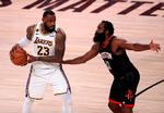 LeBron James (tv.), her over for Houstons James Harden, har været med til at spille Lakers frem til Western Conference-finalen. Foto: Michael Reaves/Ritzau Scanpix