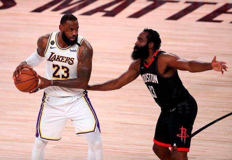 LeBron James (tv.), her over for Houstons James Harden, har været med til at spille Lakers frem til Western Conference-finalen. Foto: Michael Reaves/Ritzau Scanpix