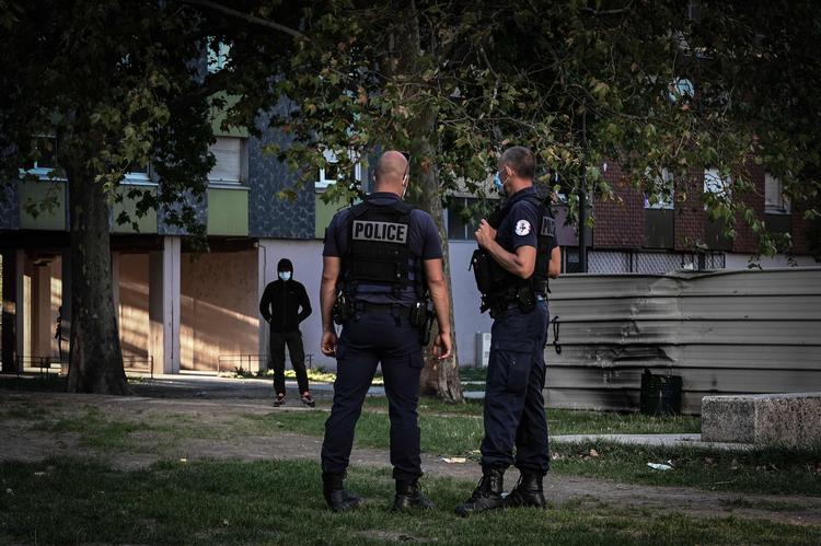   Politi under patrulje i det gigantiske indvandrerkvarter Le Mistral i Toulouse med udbredt narkokriminalitet og store sociale problemer.  Foto: Jean-philippe Ksiazek/Ritzau Scanpix