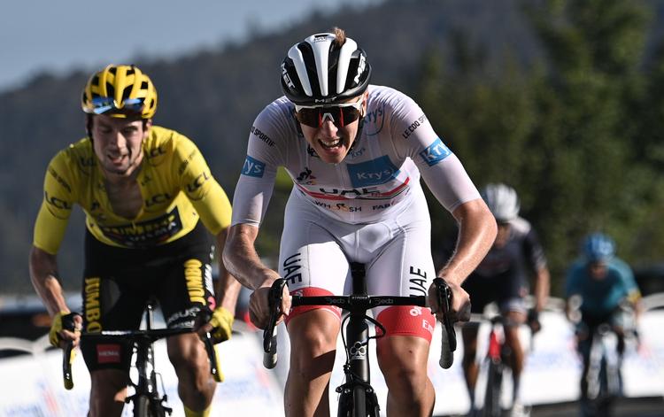 Tadej Pogacar træder på de sidste meter af 15. etape forbi sin slovenske landsmand Primoz Roglic til sin anden etapesejr. Foto: Anne-christine Poujoulat/Ritzau Scanpix