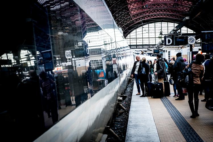 Når toget sætter i gang, kan den automatiske stemme over højttaleranlægget illustrere noget om udtalen af danske bynavne for os.  Foto: Linda Johansen/POLFOTO
