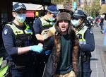 Politiet tilbageholder en demonstrant i Melbourne søndag. Det var anden weekend i træk, at lokale gik på gaden for at demonstrere over de hårde coronarestriktioner. Foto: William West/Ritzau Scanpix