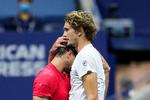 NEW YORK, NEW YORK - SEPTEMBER 13: (L-R) Dominic Thiem of Austria embraces Alexander Zverev of Germany after winning their Men's Singles final match on Day Fourteen of the 2020 US Open at the USTA Billie Jean King National Tennis Center on September 13, 2020 in the Queens borough of New York City. Matthew Stockman/Getty Images/AFP == FOR NEWSPAPERS, INTERNET, TELCOS &amp; TELEVISION USE ONLY == Foto: Matthew Stockman/Ritzau Scanpix