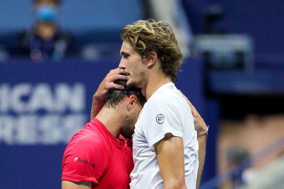 NEW YORK, NEW YORK - SEPTEMBER 13: (L-R) Dominic Thiem of Austria embraces Alexander Zverev of Germany after winning their Men's Singles final match on Day Fourteen of the 2020 US Open at the USTA Billie Jean King National Tennis Center on September 13, 2020 in the Queens borough of New York City. Matthew Stockman/Getty Images/AFP == FOR NEWSPAPERS, INTERNET, TELCOS &amp; TELEVISION USE ONLY == Foto: Matthew Stockman/Ritzau Scanpix