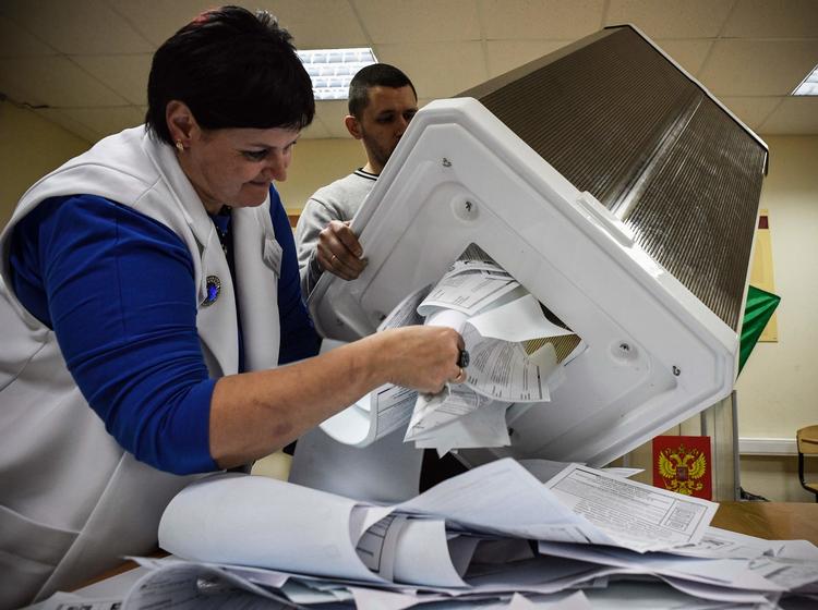 Medlemmer af et lokalt valgkontor i den sibirske by Novosibirsk er i gang med at opgøre valgstemmerne, i det regional- og lokalvalg, der søndag fandt sted i dele af Rusland.  Foto: Alexander Nemenov/Ritzau Scanpix
