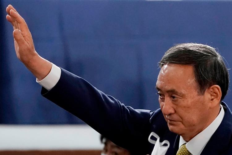 Den 71-årige Suga, kabinetschef og talsmand for regeringen i Japan, er valgt med et klart flertal. Foto: Eugene Hoshiko/Ritzau Scanpix