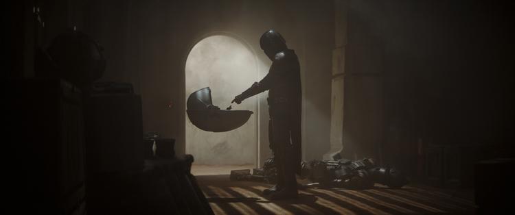 Titlens Mandalorian er en kold dusørjæger, der føler varme for en lille grøn skabning, han er betalt for at skaffe til Werner Herzog, der spiller ond imperieskurk. Foto: Disney+